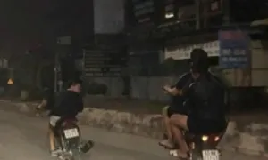 Ba thanh niên 'bốc đầu' xe máy trên quốc lộ 51 bị tạm giữ Ba thanh niên 'bốc đầu' xe máy trên quốc lộ 51 bị tạm giữ