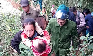 Hơn 100 người xuyên đêm cứu bé hai tuổi bị lạc Hơn 100 người xuyên đêm cứu bé hai tuổi bị lạc