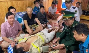 Tàu chở hơn 12.000 tấn clinker bị sóng đánh chìm Tàu chở hơn 12.000 tấn clinker bị sóng đánh chìm