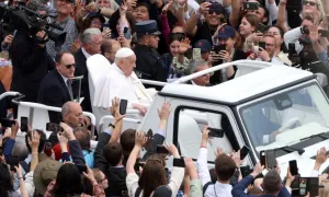 Giáo hoàng Francis lần đầu diễu hành từ khi xuất viện Giáo hoàng Francis lần đầu diễu hành từ khi xuất viện
