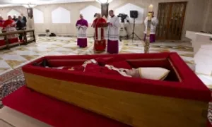 Vatican công bố ảnh di hài Giáo hoàng trong quan tài mở Vatican công bố ảnh di hài Giáo hoàng trong quan tài mở
