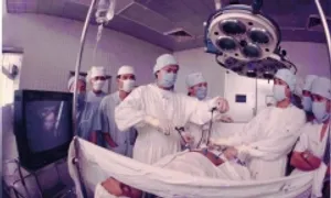 Hành trình bác sĩ vượt chông gai đưa máy mổ nội soi đầu tiên về Việt Nam Hành trình bác sĩ vượt chông gai đưa máy mổ nội soi đầu tiên về Việt Nam