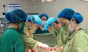 U 6 kg chiếm hết ổ bụng bởi chủ quan đã mãn kinh U 6 kg chiếm hết ổ bụng bởi chủ quan đã mãn kinh