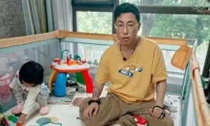 Bi kịch của người cha bỏ việc lương cao ở nhà chăm con Bi kịch của người cha bỏ việc lương cao ở nhà chăm con