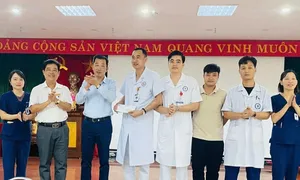 Tuyên dương y bác sĩ bị hành hung vẫn ép tim cứu trẻ Tuyên dương y bác sĩ bị hành hung vẫn ép tim cứu trẻ
