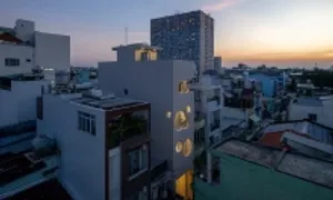 Hệ cửa hình dáng lạ tạo điểm nhấn cho nhà ống