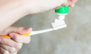 Nên đánh răng trước hay sau khi ăn sáng?