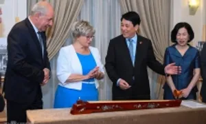 Chủ tịch nước Lương Cường tặng đàn bầu cho phu nhân Tổng thống Hungary Chủ tịch nước Lương Cường tặng đàn bầu cho phu nhân Tổng thống Hungary