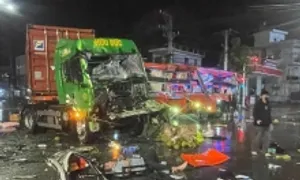 Hàng chục người la hét trên xe khách gặp nạn Hàng chục người la hét trên xe khách gặp nạn