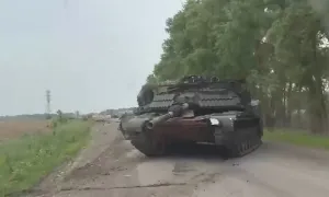 Lính Nga thu xe tăng Abrams, xe cứu kéo Challenger của Ukraine Lính Nga thu xe tăng Abrams, xe cứu kéo Challenger của Ukraine