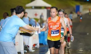Đối phó nắng nóng trong lúc chạy giải