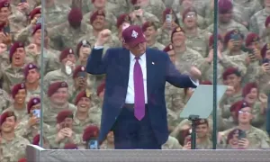 Ông Trump nhảy điệu YMCA giữa tiếng reo hò của binh sĩ Ông Trump nhảy điệu YMCA giữa tiếng reo hò của binh sĩ
