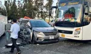Tai nạn liên hoàn giữa nhiều ôtô ở Đà Lạt Tai nạn liên hoàn giữa nhiều ôtô ở Đà Lạt