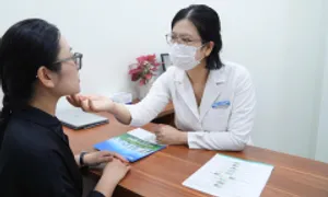Có cần tẩy trang khi thoa lại kem chống nắng? Có cần tẩy trang khi thoa lại kem chống nắng?