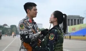 Nụ hôn vội của những cặp quân nhân trong buổi hợp luyện diễu binh Nụ hôn vội của những cặp quân nhân trong buổi hợp luyện diễu binh