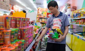 Người Đà Nẵng tích trữ lương thực, áo phao phòng mưa lụt