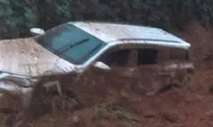 Sạt lở đất vùi lấp ôtô, hai người thoát nạn