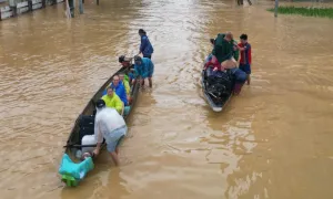 Khách Tây 'sốc' trước cảnh lũ lụt lên nhanh ở Huế, Hội An